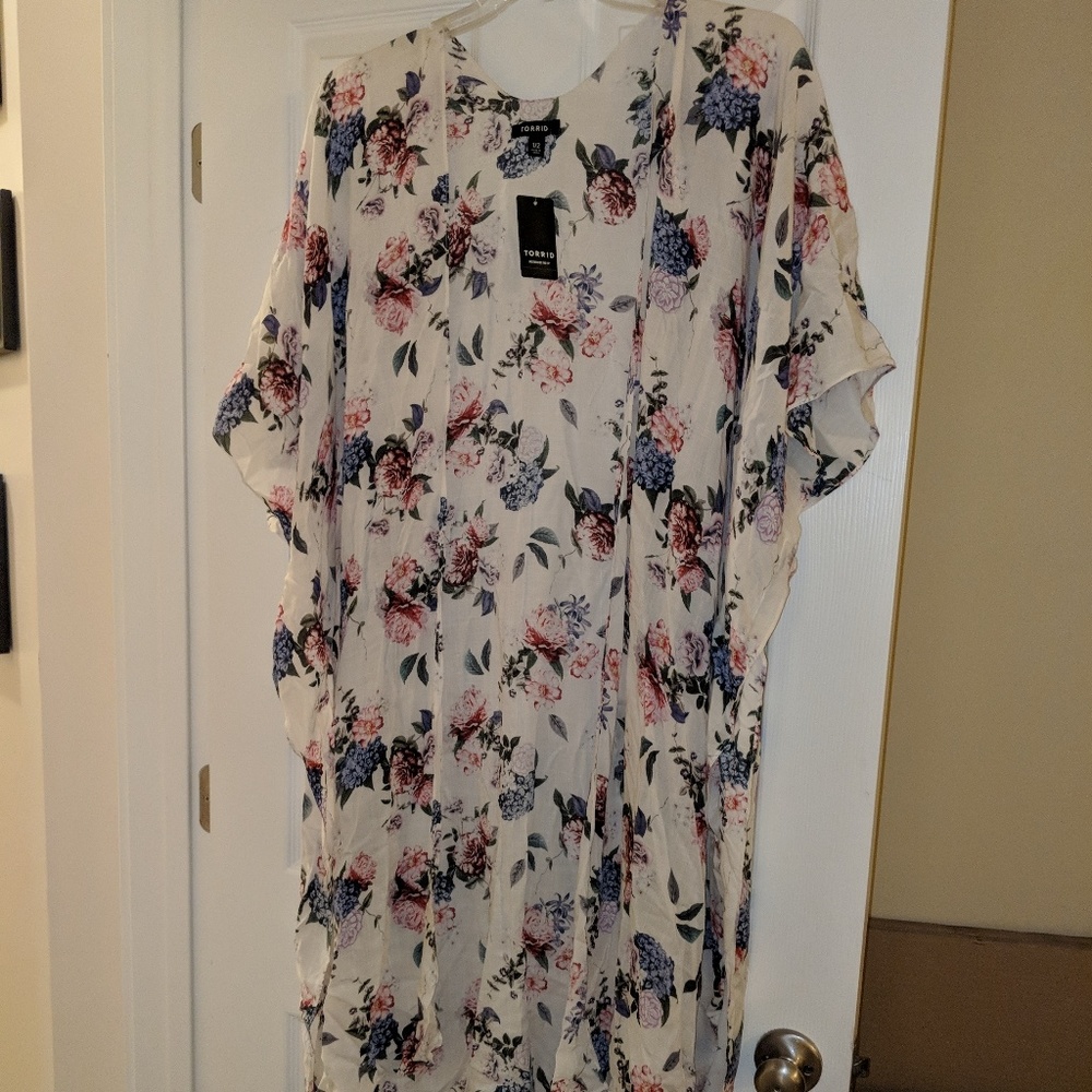 New Plus Size Torrid Duster Flowered Kimono 1/2